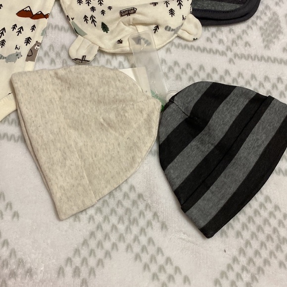 An absolutely adorable 6-9 mo onesies with matching bibs and caps - Picture 4 of 4